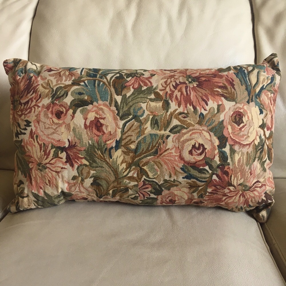 Pair VTG RARE Westpoint Stevens Tapestry Crewel Design Large Sofa or Bed Pillows